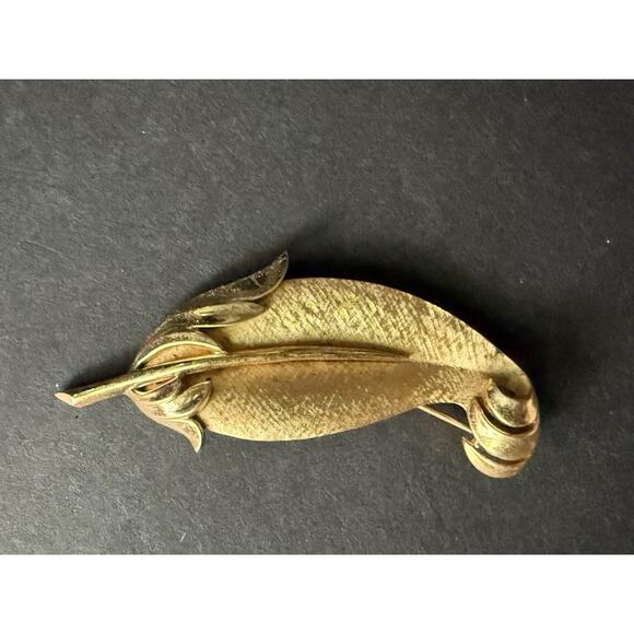 TRIFARI Vintage Brushed Gold Tone Leaf Brooch Pin Art To Wear Cocktail Career - Picture 1 of 5